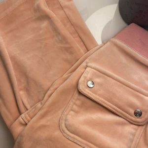 Juicy couture - INTRESSEKOLL!!! Kollar intresse på även dessa juciy byxorna inköpta den 28/1, inga defekter och sitter så fint på! Silkeslena och är i strl S, ALDRIG TVÄTTADE vilket betyder att velortyget är sprillans nya oxå, men tvättar självklart upp dom om man önskar!! 900kr inklusive spårbar frakt!💓