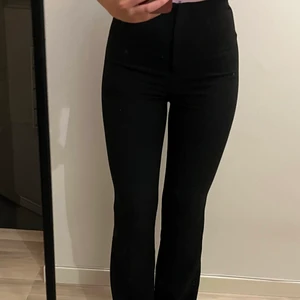 Kostym byxor bikbok - Sjukt snygga med bästa passformen inte jätte mycket stretch använda 1 gång så dom är inte uttöjda
