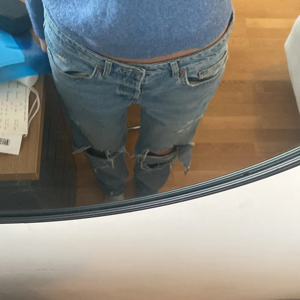 Intressekoll på dessa snygga lågmidjade jeans som är lite stora på mig. Jeans & Byxor.