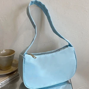 Väska - Jättesöt babyblå handväska💙  Ny!!! Aldrig kommit till användning.. Frakt ingår!! 🦋                             (inte mina bilder)