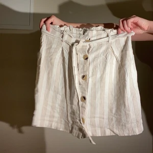 Randig linnekjol - Randig linnekjol ifrån Gina tricot, använd få gånger och är i bra skick. Strl 38