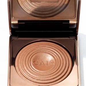 OANVÄND CAIA BRONZER - Hej finisar! Jag säljer Caias bronzer i färgen LA DIGUE - helt oanvänd. För att jag har två ~ älskar den! Ordinarie pris 325kr.