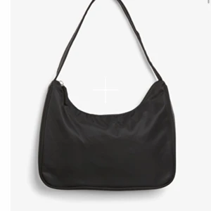 Svart väska - Svart handväska från monki, stor och man får plats med mycket! Säljer för 60kr, köparen står för frakten💞💞