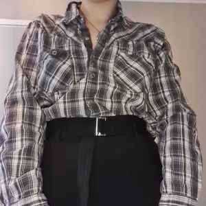 Skjorta - Håller fortfarande bra kvalitet. Två fickor. 