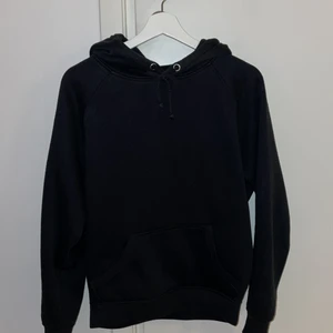 Svart hoodie - Är i bra skick, storlek xs, inköpspris 300kr 