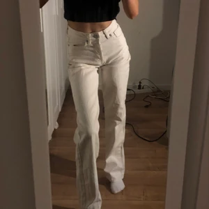 Jeans - Intressekoll på mina fina jeans från bikbok, använda fåtal gånger så i fint skick, köpta 600, frakttillkommer.