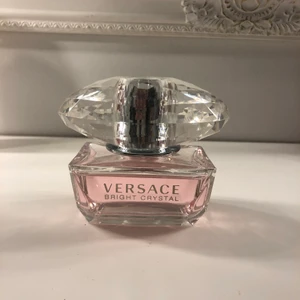 Parfym - Parfym från märket Versace, Bright Crystal edt 50ml, bara testad Max 3 gånger alltså som ny, säljer då jag fick två stycken. Hör av er vid frågor, pris kan diskuteras. Nypris 700kr