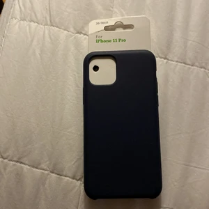 iPhone 11 pro skal - Mörkblått IPhone 11 pro skal. Felköp. Köpte på Clas Ohlson för 129 kr