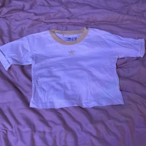 Kroppad Adidaströja - Kroppad adidaströja. Gul med loggan på bröstet. ÄKTA.                                     Säljer för 55kr + frakt