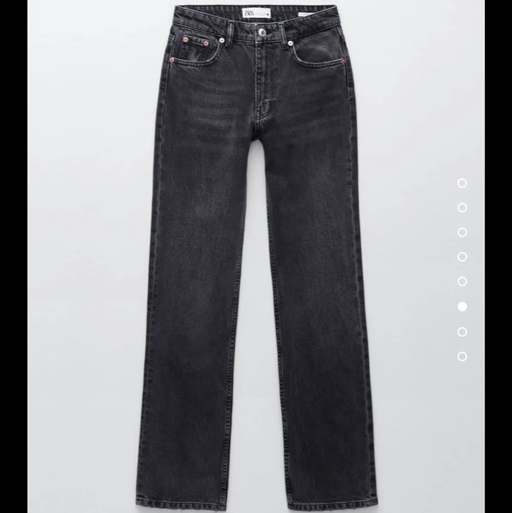 säljer nu mina helt nya, oanvända & slutsålda mid waist jeans ifrån zara!! de är i stl 40 men skulle säga att de sitter som en 38a! . Jeans & Byxor.