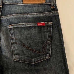 Lågmidjade jeans - Mörkblå lågmidjade vintage jeans som är lite utsvängda! Dessa är tyvärr för stora för mig därför säljer jag, storleken är 36/34 ( kanske passar om man är runt 165-170cm). Skriv vid frågor eller intresse! 