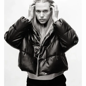 Jacka i skinnimitation - Jacka i skinnimitation från Zara. Enbart använd en gång! Nypris 699, slutsåld på hemsidan. Storlek S