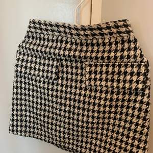 Hundtandsmönstrad kjol från hm, skriv vid frågor💕