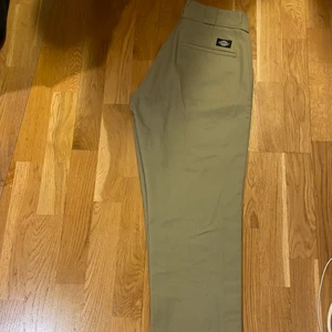 Dickies Chinos - Ett par väldigt snygga Chinos från Dickies. De har Inga hål eller liknande men har bara inte kommit till användning.