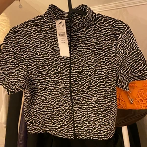 Crop top med zip - Helt ny, aldrig använd, crop top med zip