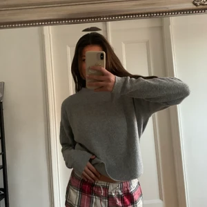 Grå stickad tröja - Min gråa fina stickade tröja som tyvärr är lite för kort så jag är 178. Super snygg o passar till allt.