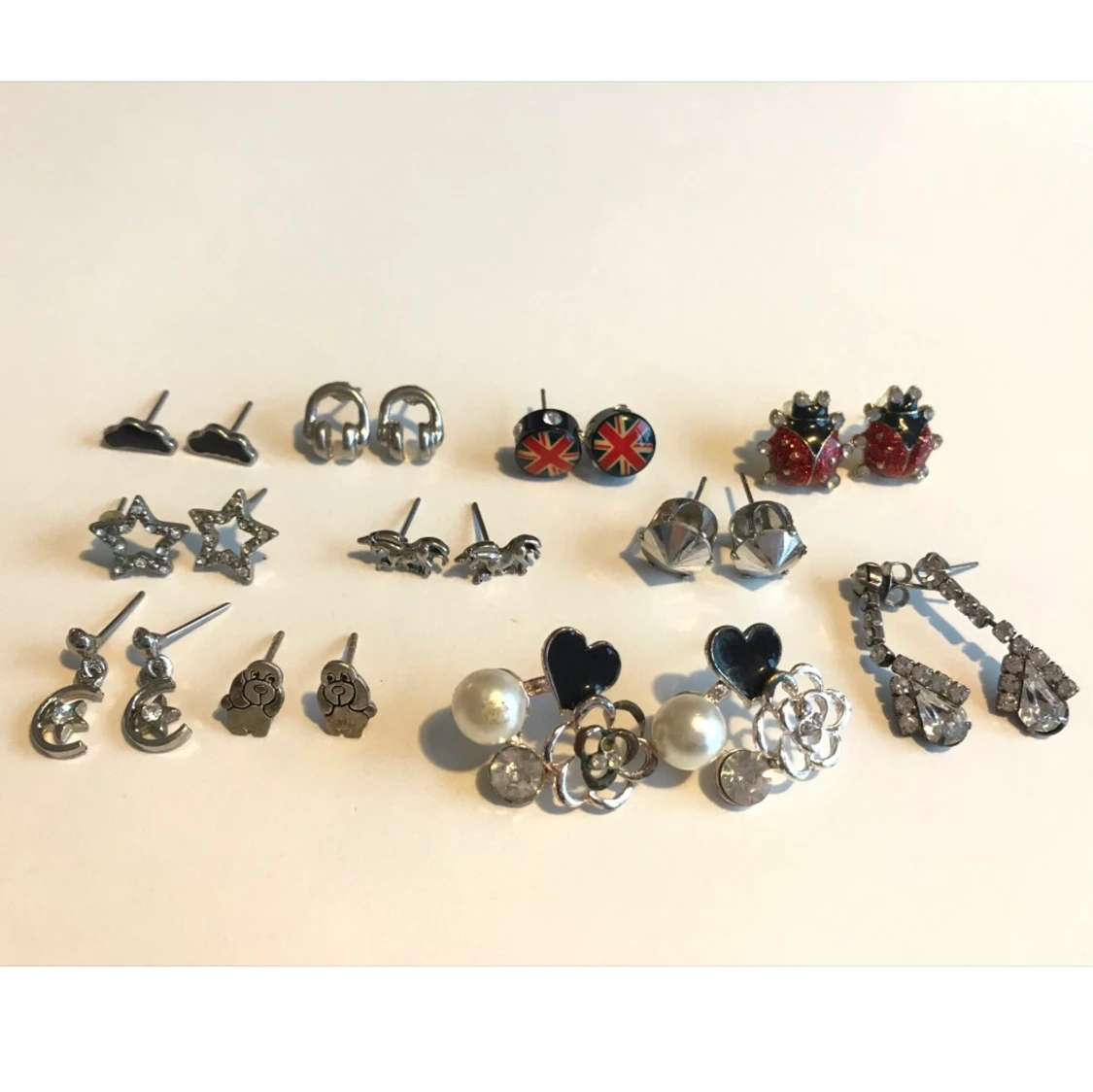 Söta örhängen i olika motiv, 11 par