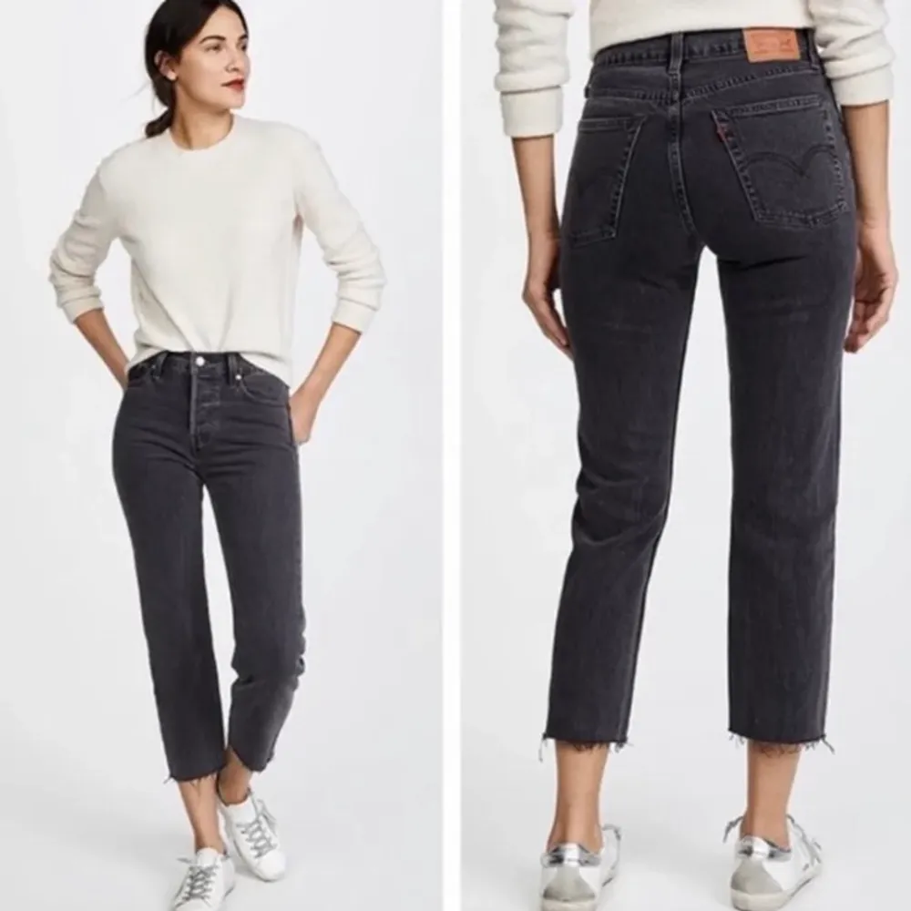 Säljer mina gråa Levi jeans i storlek W25L26 Köpte för 1090kr nu för 400kr 🤍  De är i modellen Wedgie Straight 🤍 Säljer pga av fel storlek! . Jeans & Byxor.