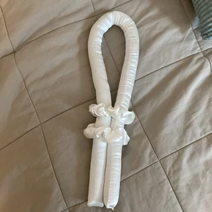 Håraccesoar - Accessoar till håret som man använder under natten för att få lockligt hår. Säljes pga att den inte används. Nyskick