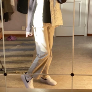 beigea jeans - sÅ fina och sköna baggy jeans från asos!! men måste tyvärr sälja för att dom blivit för korta för min smak😭 jag är 166cm för referens. inte använda jättemycket så de är i bra skick! pris kan såklart diskuteras👍 hojta till för fler bilder!!