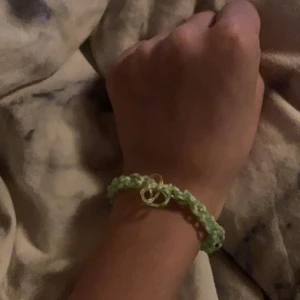 Två jätte fina armband till bara 5kr/st - Två jätte fina armband ett grönt och ett rött endast 5kr /st ❤️✨