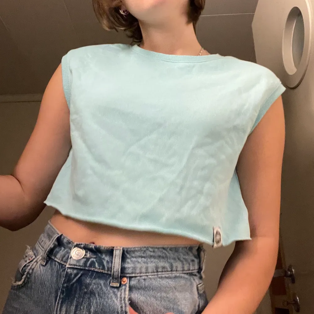 Blå crop top från hm, har bara använt vid fotograferingen! . Toppar.