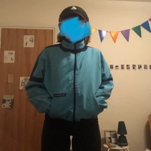 Vindjacka  - Sportig vindjacka i urläcker färg! Has your back i ur och skur och kommer garanterat förgylla din garderob!