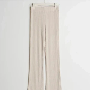 Byxor hm - Ribbade mjukisbyxor från hm i gott skick. Dom är använda fåtal gånger och säljer då jag har andra byxor som jag använder mer. Skriv vid frågor eller funderingar💕