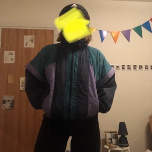 Vindjacka - Sportig vindjacka, retro stil. Sitter dragkedjor på båda armarna så går till och med att göra sleeveless😮‍💨✨