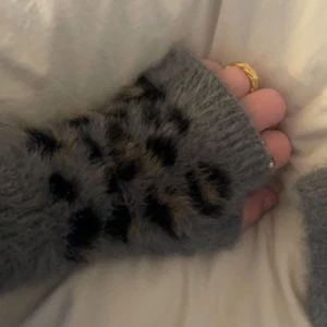 Torgvantar i leopardmönster - Dessa mysiga torgvantar!! Så himla smart nu när det är kallt fast man fortfarande vill va snygg! Hör av dig vid frågor eller mer bilder💞✨ (vet ej hur mkt frakten kmr kosta men ska försöka gö den så billig som möjligt!!) PRIS+FRAKT