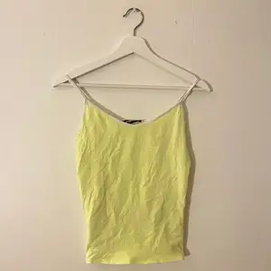 Neon gult/grönt linne från New Yorker. Stl L men sitter som S/M🤍