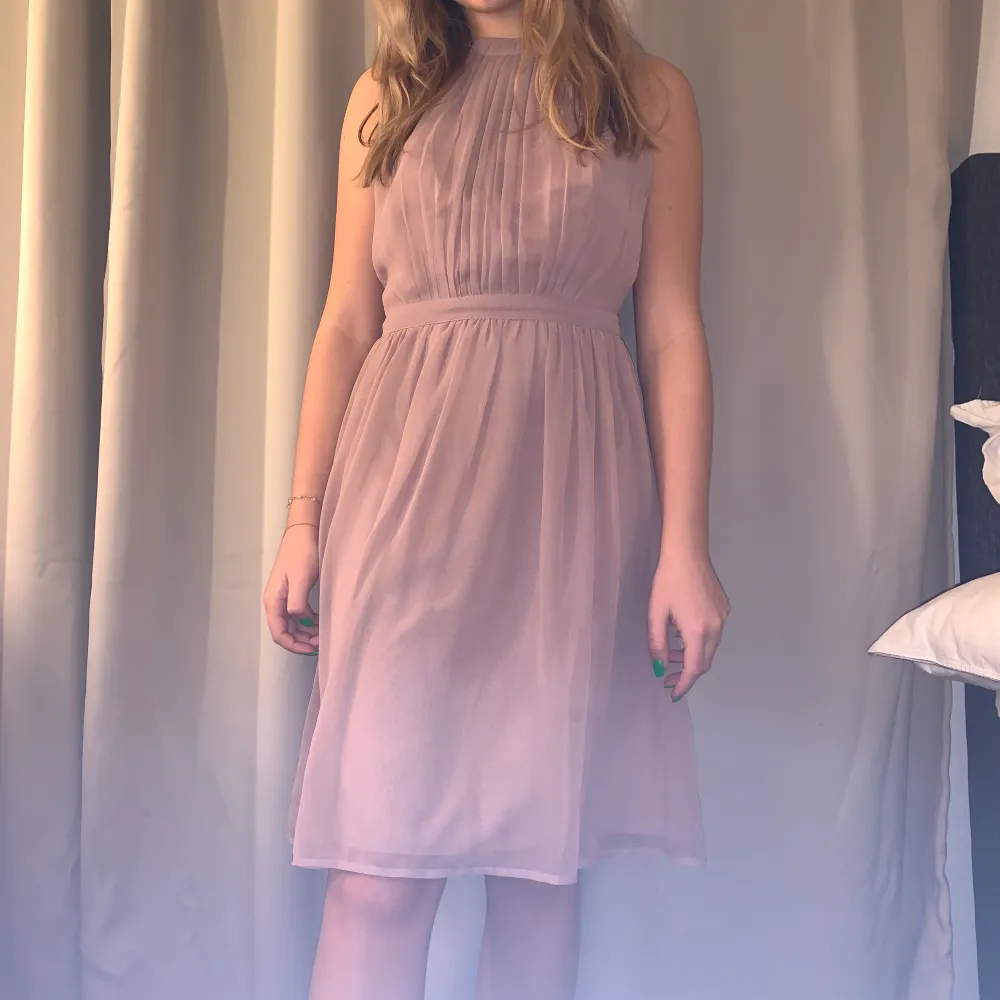 Jätte fin klänning använd 1 gång. Köpt 2019 för 419kr.. Klänningar.