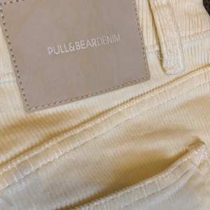 Kräm vita jeans i manchestertyg ifrån Pull&Bear🙌🏼🙌🏼 Super fina men dock inte kommit till användning då de är lite stora för mig, så HELT oanvända🤍 