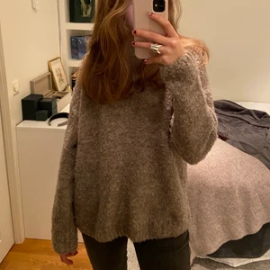 Stickad tröja  - Säljer denna supersnygga och mysiga tröjan från NA-KD. Använd väldigt lite och är i bra skick. DM vid intresse!!💕💕 (köpare står för frakt)
