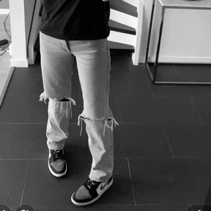 Zara jeans low waisted  - Nu säljer jag dessa jeansen då de e försmå i midjan de har några fläckar där bak,men inget man lägger märke till, jag e 165 å på mig e de lite lite långa men skulle säga att de sitter perfekt