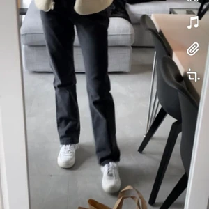 Weekday jeans - Svart/gråa jeans från weekday modell twig. Lite lågmidjade fram och högre bak. Superfint skick. Har klippt bort lappen där storleken stog men skulle säga att det är typ 25/30