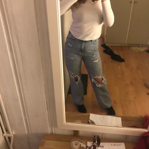 Blåa håliga jeans  - Säljer dessa blåa håliga jeans. storlek 36💙Tidigare köpt från H&M .säljer dom för 150kr+frakt😊går även att mötas upp om du bor i närheten.