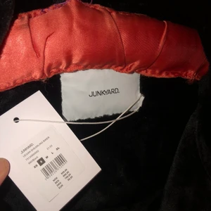 Jacka, vegan shearling biker  - Säljer en helt oanvänd jacka från junkyard pga av att jag råka beställa för stor strl (S). NI STÅR FÖR FRAKT kan mötas beronde på vart ni bor! 