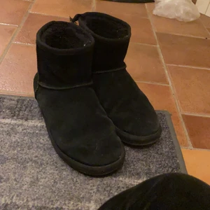 Boots från Mckinley - Fina välanvända boots från mckinley. Har ej tvättat dem än men det ska jag göra så de har lite damm på framsidan av skorna. Inga hål eller övriga defekter utom att de är använda denna vinter. Köparen står för frakten🥰💞 