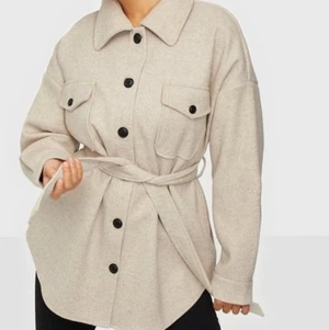 Shacket/kappa  - Säljer denna populära jackan/kappan från nelly som är slutsåld. Har använt den ca 5 gånger så i princip ny. Perfekt inför hösten! Nypris 699kr säljer för 400kr + 75kr