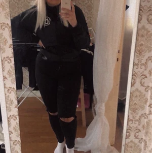 Dirtcult vindjacka storlek M - jag säljer min vindjacka från dirtcult. Nypris 799kr, mitt pris är 150kr + frakt. Sparsamt använd💋