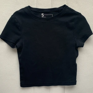 Start t-shirt - Säljer denna svarta t-shiten eftersom den inte kommer till användning längre! (Det är en magtröja.) Jag har använt den ganska mycket men den är i jättebra skick! Skriv på dm om du är intresserad eller vill ha fler bilder osv.💕Priset kan diskuteras!!