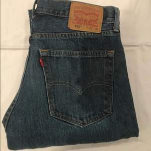 Mörkblå Levis jeans. Modell 505 storlek W32 L30