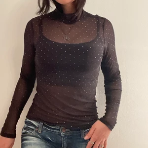 Tröja - Detta är min snygga genomskinliga tröja med fina silver detaljer. Den är i bra skick. Jag har ett linne under.