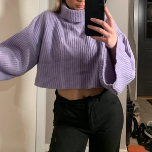 Stickad tröja  - Stickad från monki, så mysig!! Är i M men funkar på mindre oxå, jag brukar annars ha xs