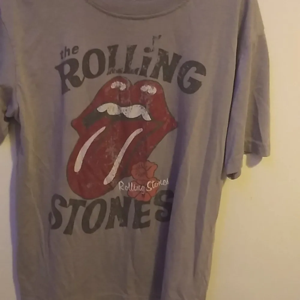 Officiell Rolling Stones merch! Gråaktig t-shirt med lite fade på trycket. Bara använd fåtal gånger.. T-shirts.