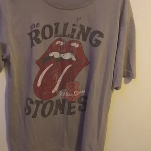 Rolling Stones merch! - Officiell Rolling Stones merch! Gråaktig t-shirt med lite fade på trycket. Bara använd fåtal gånger.