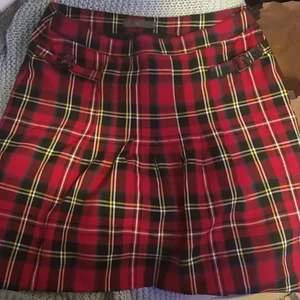 Punk kjol - Röd punk style kjol med fästen på båda sidorna. Aldrig använt och i nyskick