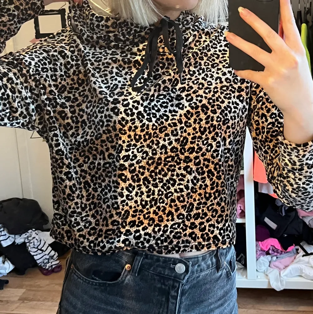 Super skön leopard mönstrad hoodie från Jack and Jones. Aldrig använd och bra kvalite 💘. Tröjor & Koftor.