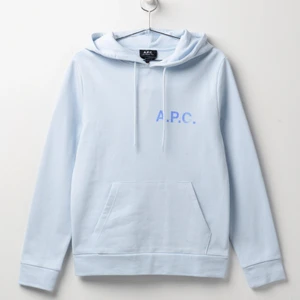 A.P.C. Hoodie - Säljer denna ljusblåa huvtröja från A.P.C. i storlek small! Använd 2-3 gånger och skicket på tröjan är som ny. Köpt för 1800kr och säljes för 800kr.